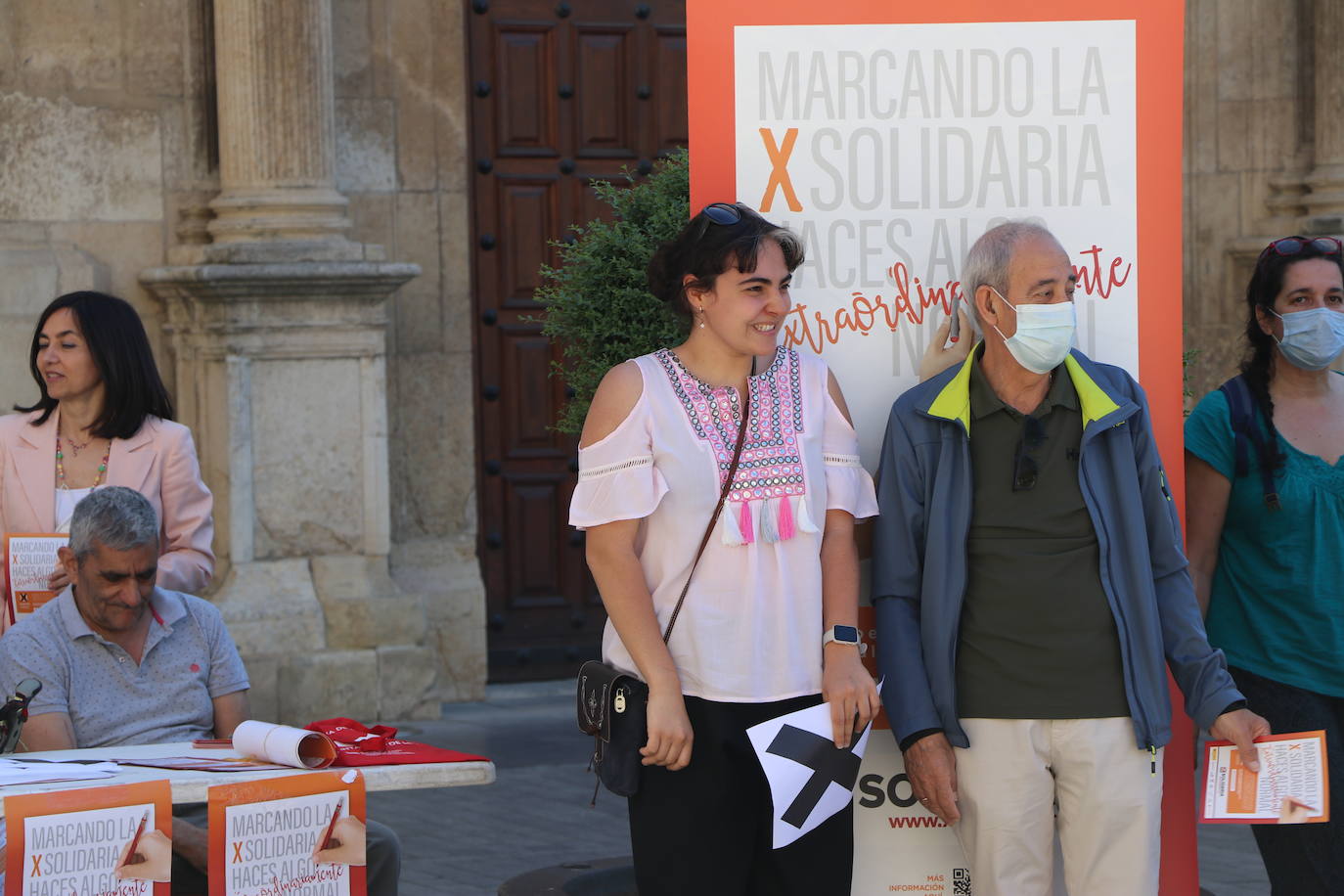 Voluntarios y usuarios de ONG leonesas se unen frente a Botines para concienciar a la sociedad leonesa de la importancia de marcar la casilla 106 en la declaración de la renta | Casi el 30% de los leoneses no marcan esta casilla cuyos fondos suponen el 90% del presupuesto de la mayoría de estas entidades que ayudan a personas en riesgo de exclusión, mujeres maltratadas, menores o personas con discapacidad.