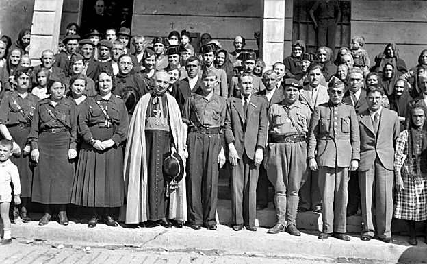 Clero, Ejército, Falange, Sección Fememina y Guardia Civil, imagen de la posguerra