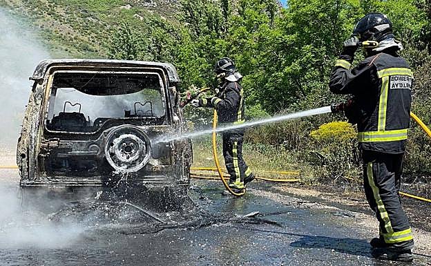 Galería. Bomberos de León actuando en el lugar del incendio. 