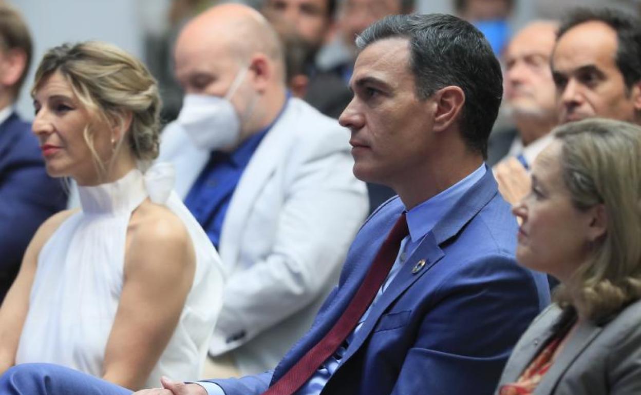 Yolanda Díaz, Pedro Sánchez y Nadia Calviño, este viernes, durante la presentación del PERTE.