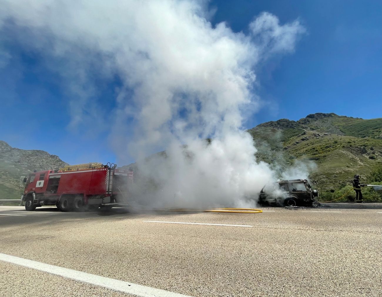 El incendio de un coche obliga a limitar el tráfico en la Nacional 630 a la altura de Villamanín. El conductor, que se percató de los problemas del vehículo, logró sacar el mismo fuera de la calzada. Las llamas calcinaron por completo el vehículo y se extendieron a una finca próxima. 