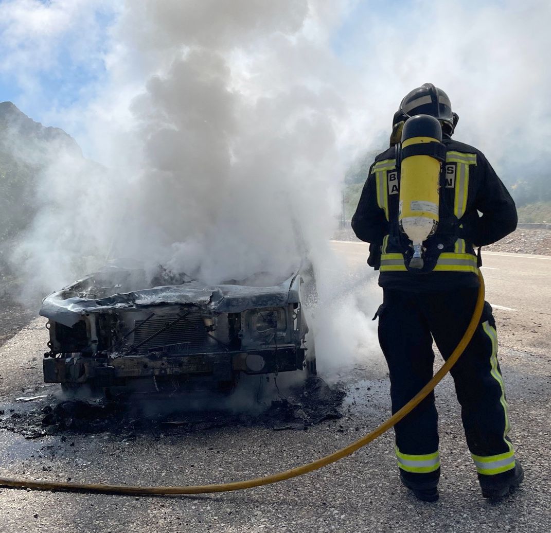 El incendio de un coche obliga a limitar el tráfico en la Nacional 630 a la altura de Villamanín. El conductor, que se percató de los problemas del vehículo, logró sacar el mismo fuera de la calzada. Las llamas calcinaron por completo el vehículo y se extendieron a una finca próxima. 