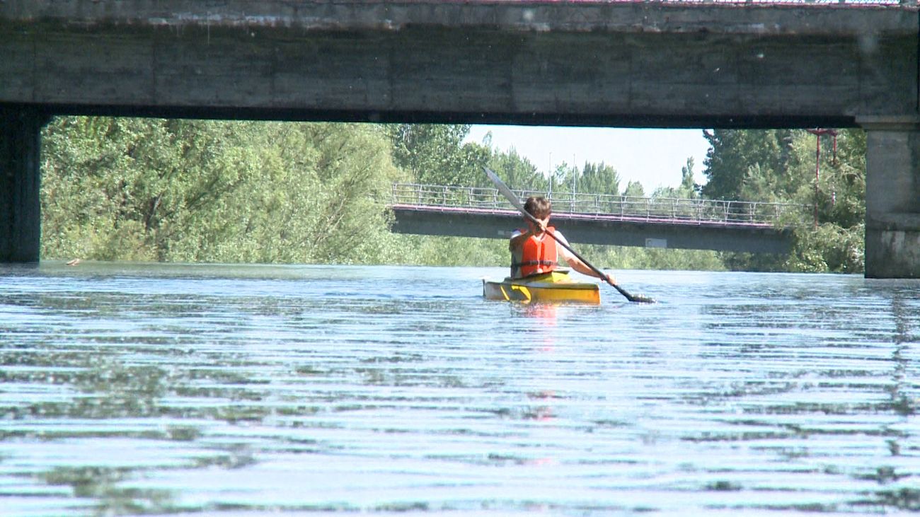 La zona paseable en el entorno del río Bernesga, que ronda los dos kilómetros en León capital, precisa de un 'rejuvenecimiento' al igual que el área destinda a las piraguas (380 metros) o la necesaria ampliación del 'carril bici' que se adentra en una zona 'no urbana'. 