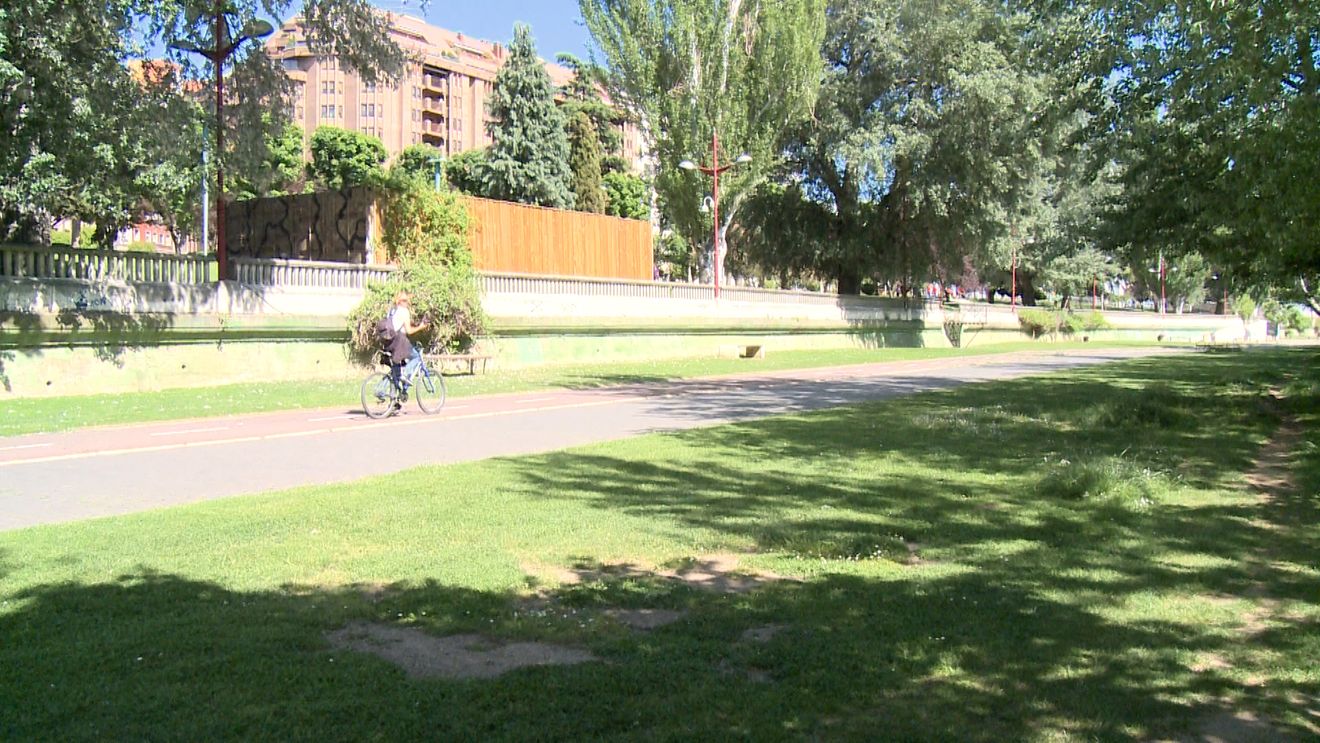 La zona paseable en el entorno del río Bernesga, que ronda los dos kilómetros en León capital, precisa de un 'rejuvenecimiento' al igual que el área destinda a las piraguas (380 metros) o la necesaria ampliación del 'carril bici' que se adentra en una zona 'no urbana'. 