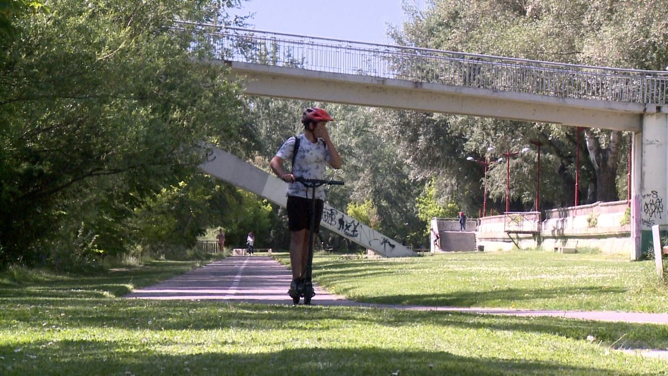 La zona paseable en el entorno del río Bernesga, que ronda los dos kilómetros en León capital, precisa de un 'rejuvenecimiento' al igual que el área destinda a las piraguas (380 metros) o la necesaria ampliación del 'carril bici' que se adentra en una zona 'no urbana'. 