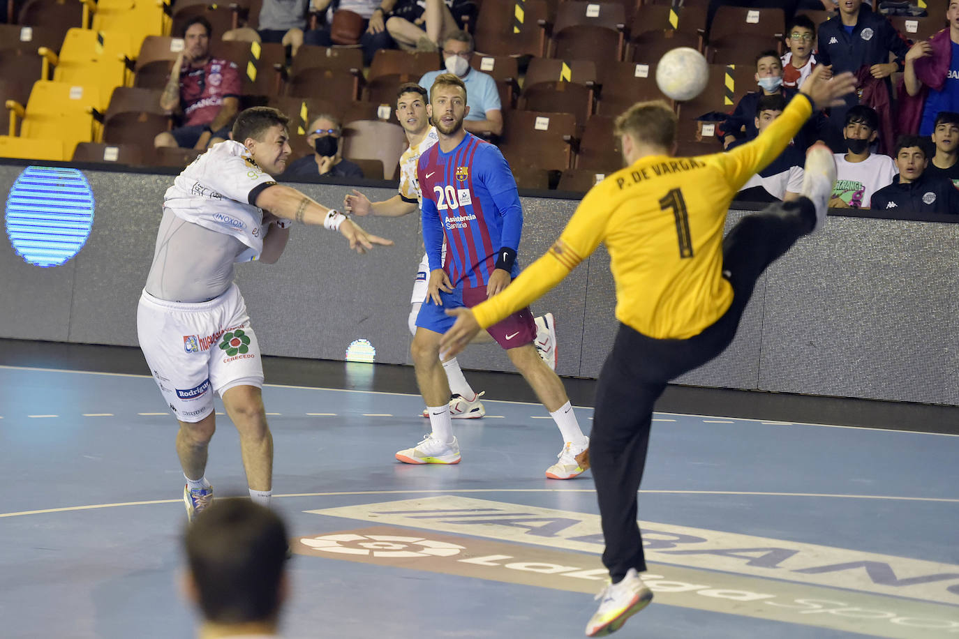 El Abanca Ademar plantó cara pero no pudo con el Barça en un partido emotivo que sirvió de despedida a Jaime Fernández.