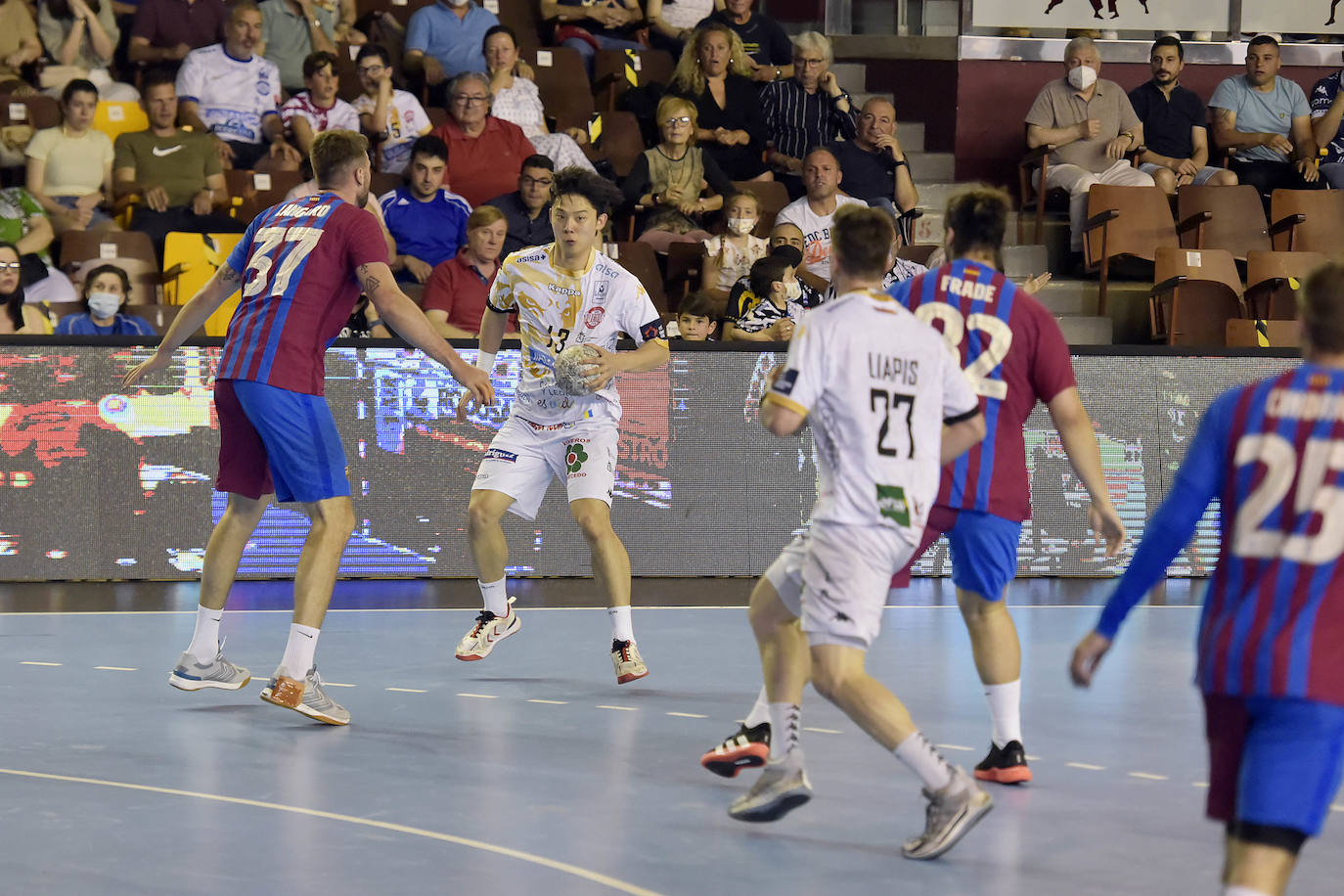 El Abanca Ademar plantó cara pero no pudo con el Barça en un partido emotivo que sirvió de despedida a Jaime Fernández.