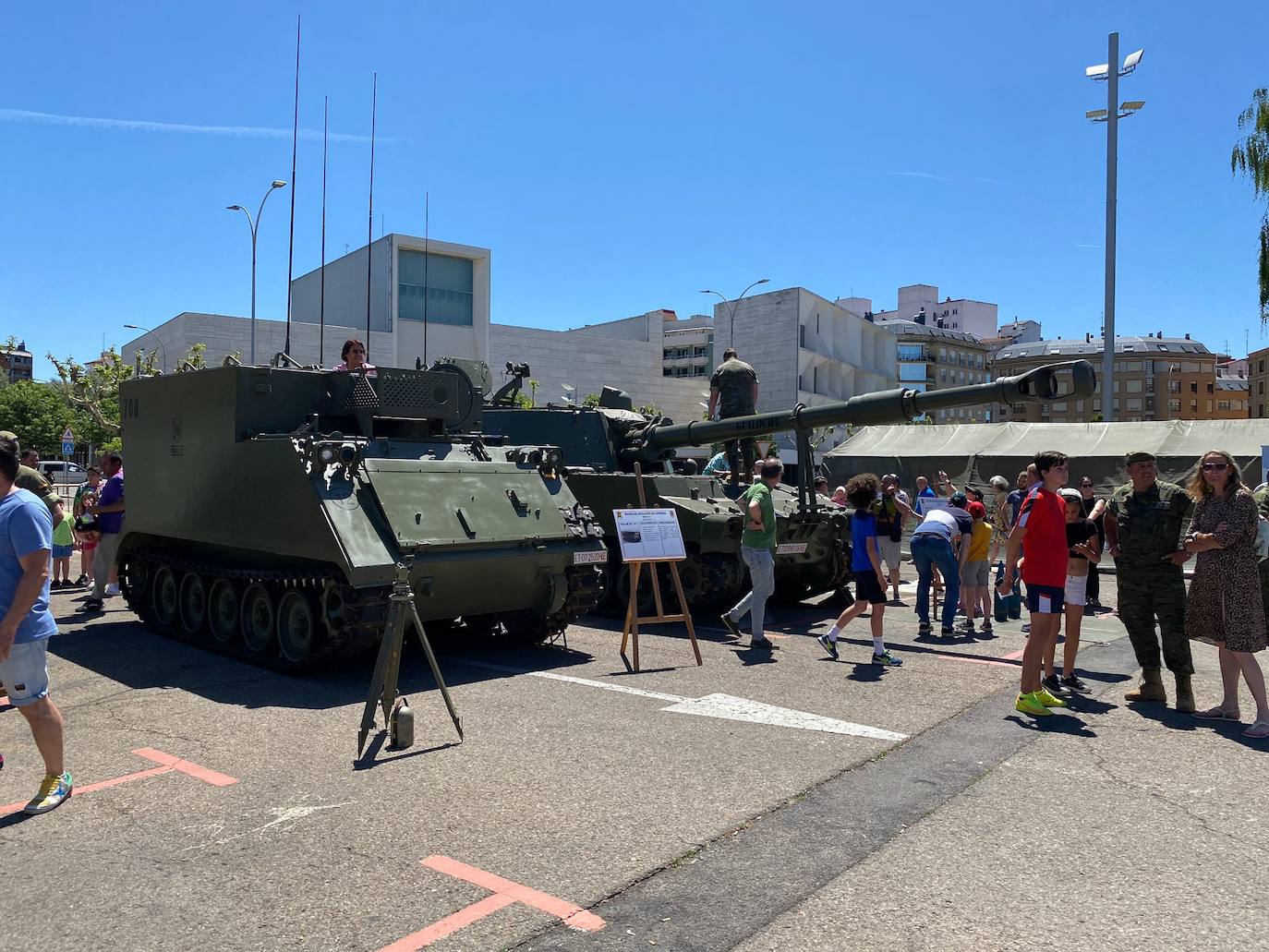 Fotos: Día de las Fuerzas Armadas en León