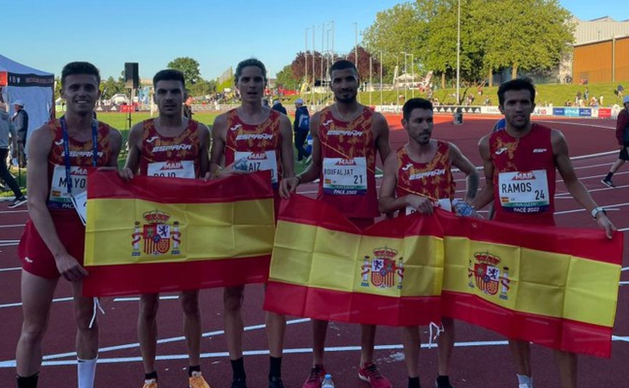 El equipo español festeja la medalla de plata por equipos conseguida en la Copa de Europa de 10.000 metros.