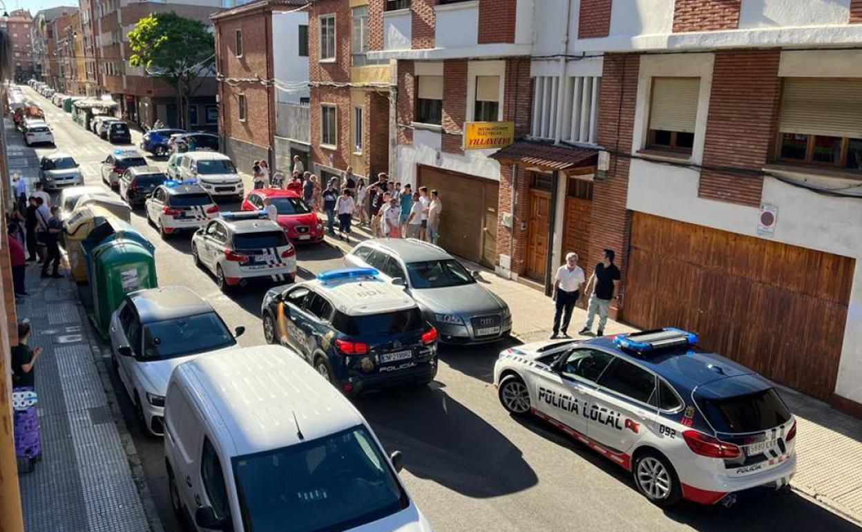 Las patrullas de la Policía Local de León y la Policía Nacional en la zona del suceso. 