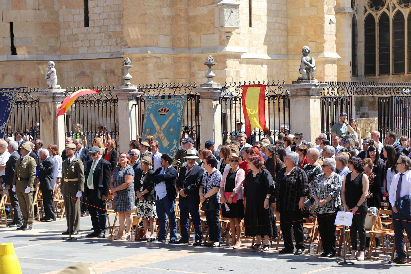 Acto de jura de bandera civil en la plaza de Regla de la capital leonesa. 