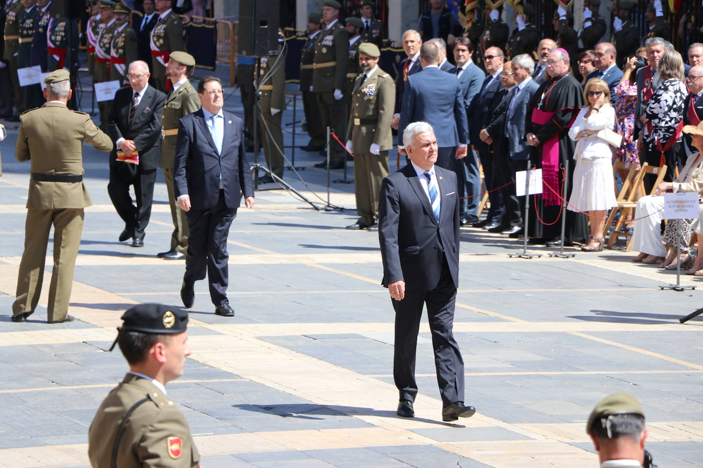 Acto de jura de bandera civil en la plaza de Regla de la capital leonesa. 