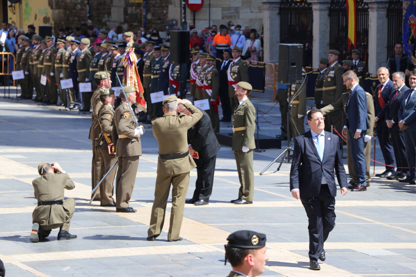Acto de jura de bandera civil en la plaza de Regla de la capital leonesa. 