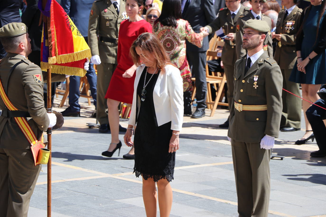 Acto de jura de bandera civil en la plaza de Regla de la capital leonesa. 