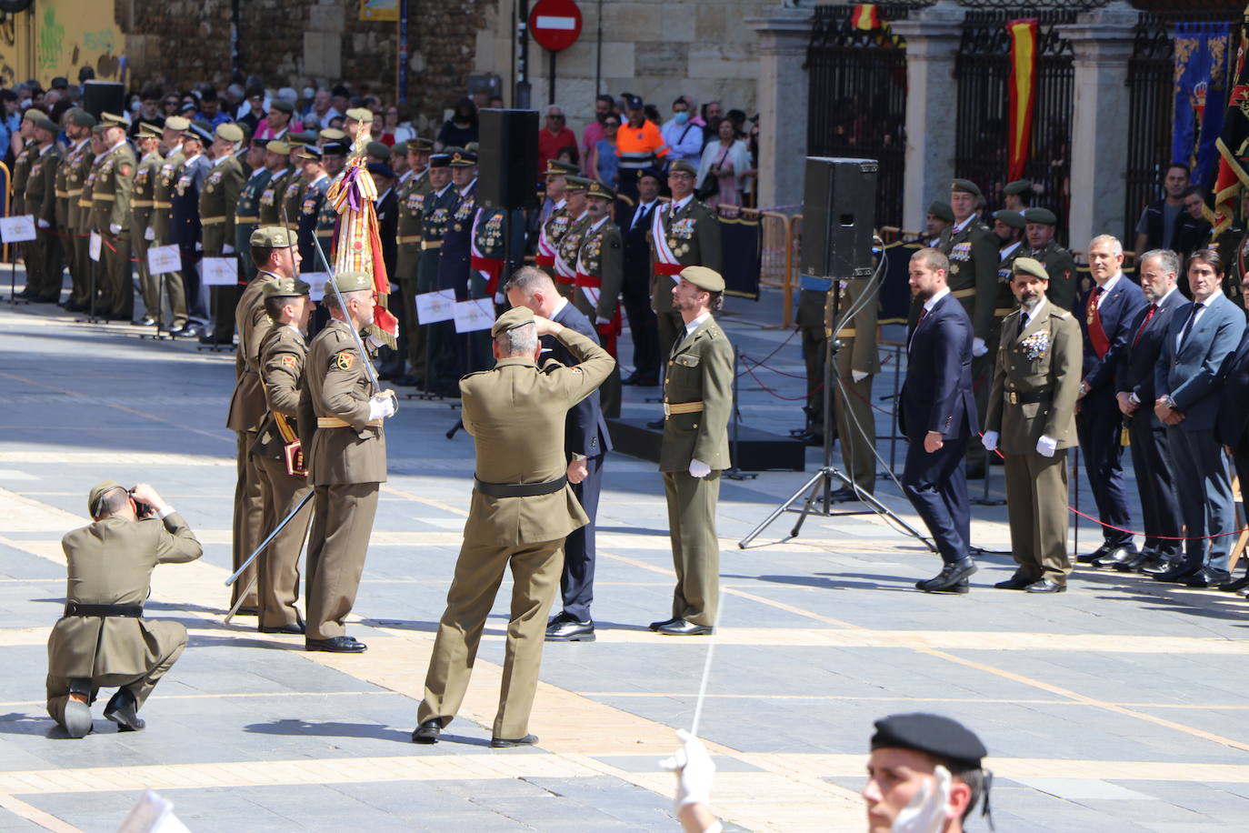 Acto de jura de bandera civil en la plaza de Regla de la capital leonesa. 