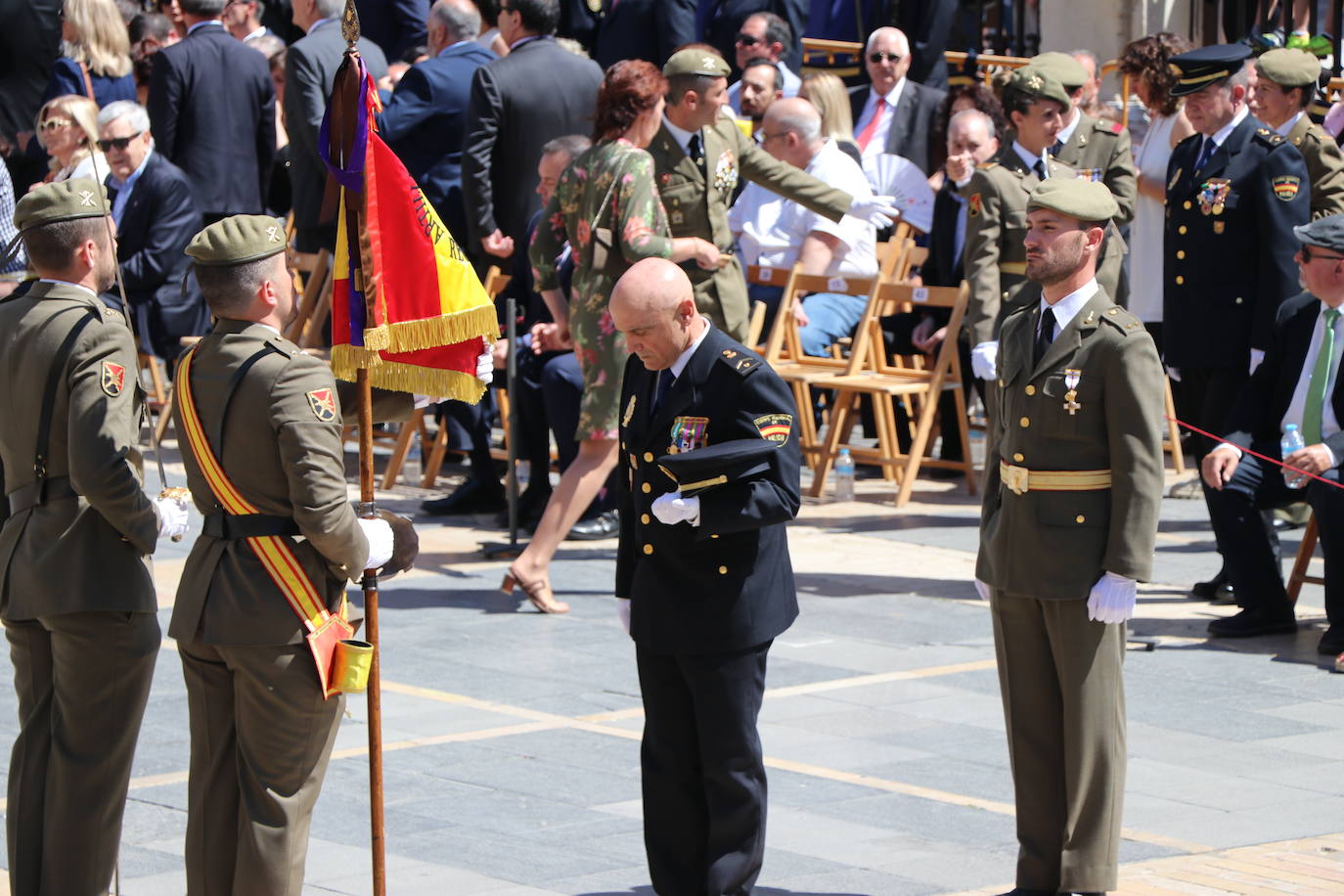 Acto de jura de bandera civil en la plaza de Regla de la capital leonesa. 