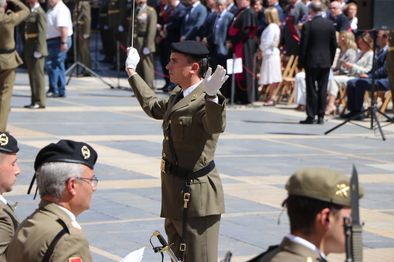 Acto de jura de bandera civil en la plaza de Regla de la capital leonesa. 