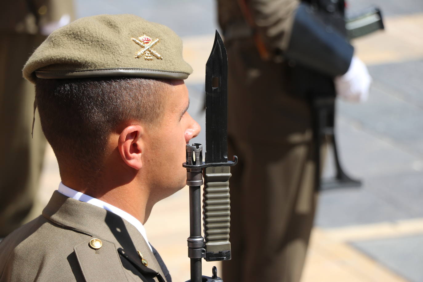 Acto de jura de bandera civil en la plaza de Regla de la capital leonesa. 