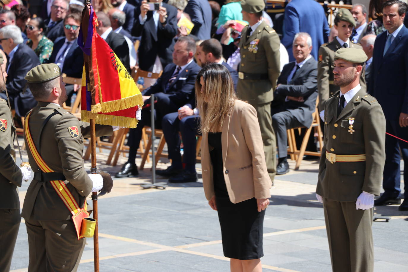 Acto de jura de bandera civil en la plaza de Regla de la capital leonesa. 