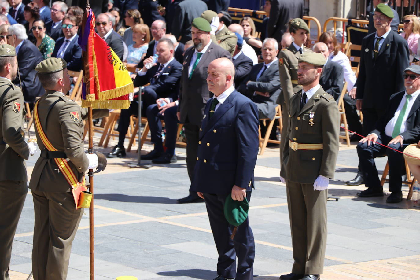 Acto de jura de bandera civil en la plaza de Regla de la capital leonesa. 