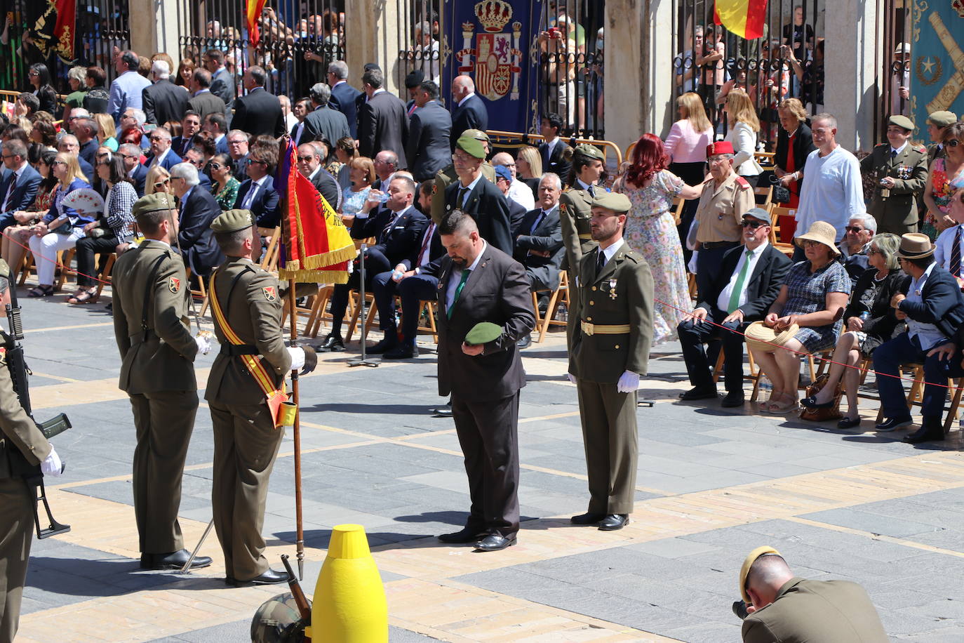 Acto de jura de bandera civil en la plaza de Regla de la capital leonesa. 