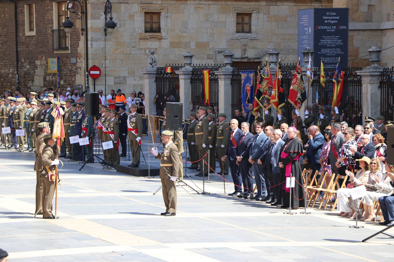 Acto de jura de bandera civil en la plaza de Regla de la capital leonesa. 