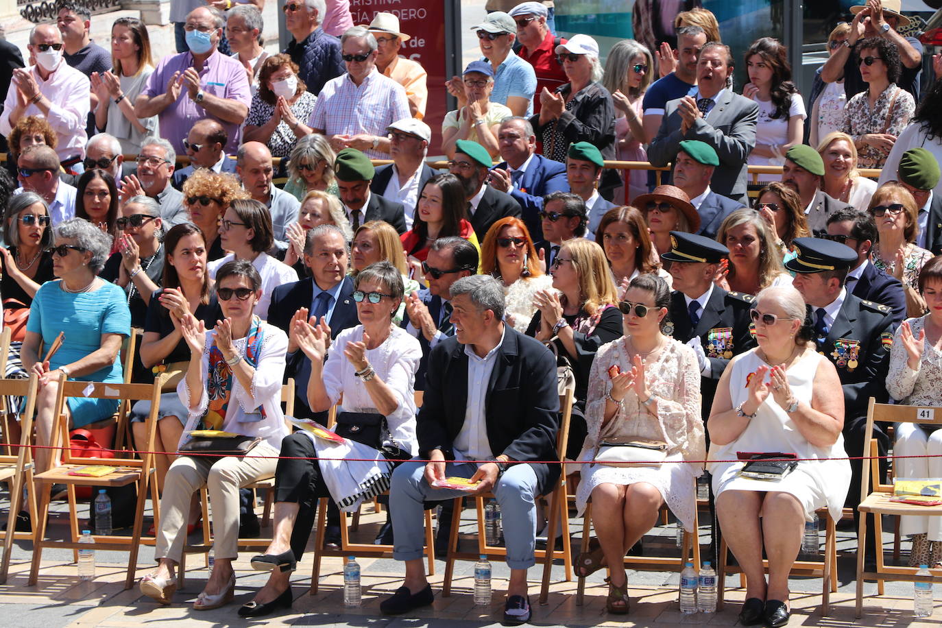 Acto de jura de bandera civil en la plaza de Regla de la capital leonesa. 
