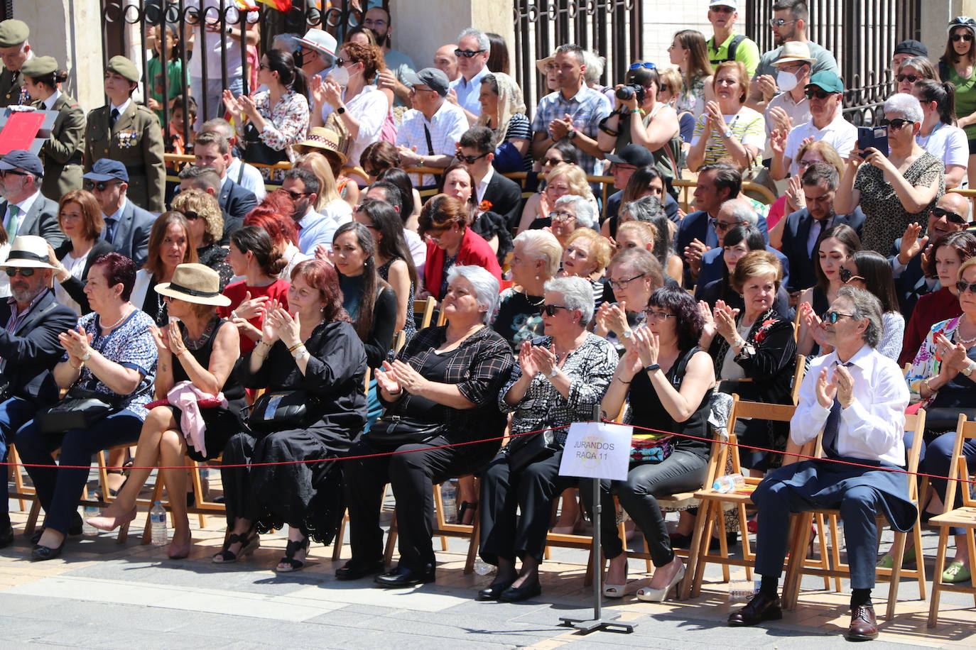 Acto de jura de bandera civil en la plaza de Regla de la capital leonesa. 