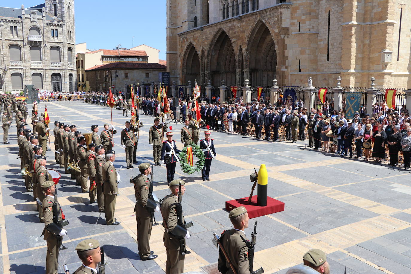 Acto de jura de bandera civil en la plaza de Regla de la capital leonesa. 