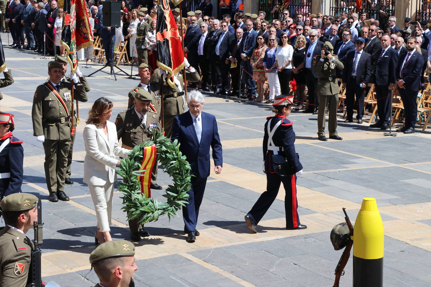 Acto de jura de bandera civil en la plaza de Regla de la capital leonesa. 
