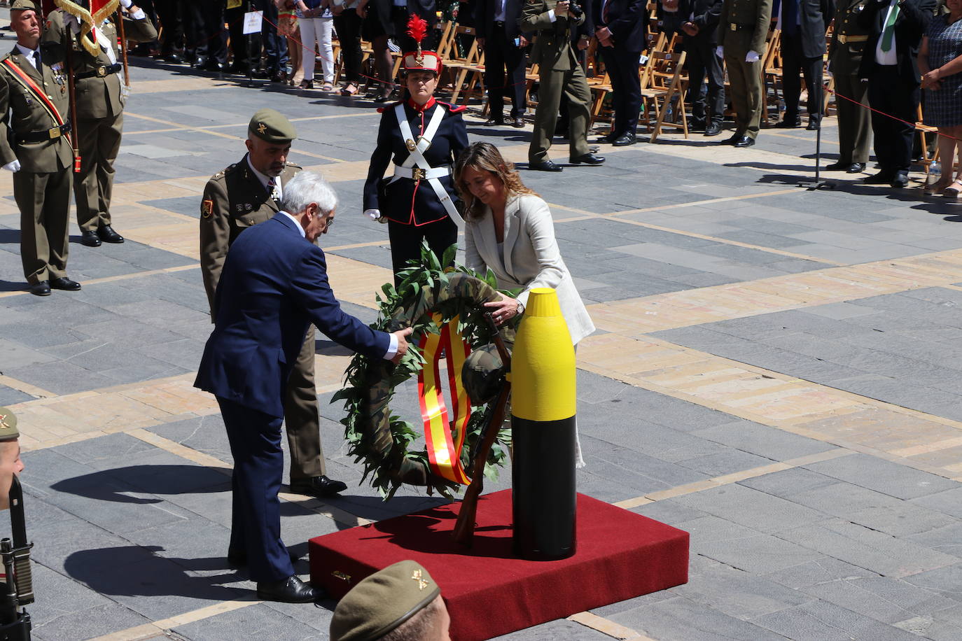 Acto de jura de bandera civil en la plaza de Regla de la capital leonesa. 
