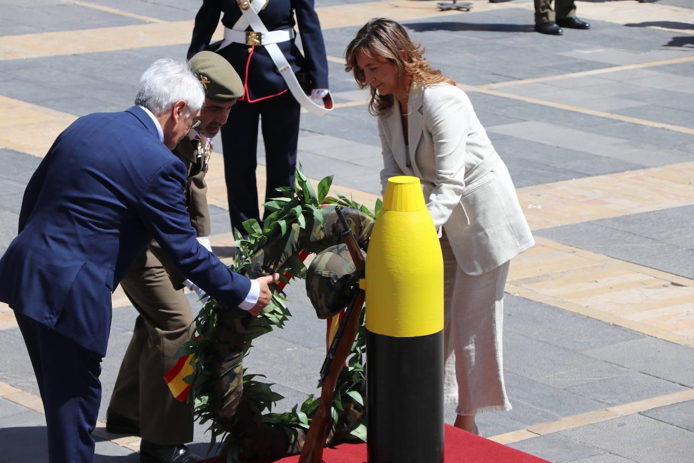 Acto de jura de bandera civil en la plaza de Regla de la capital leonesa. 