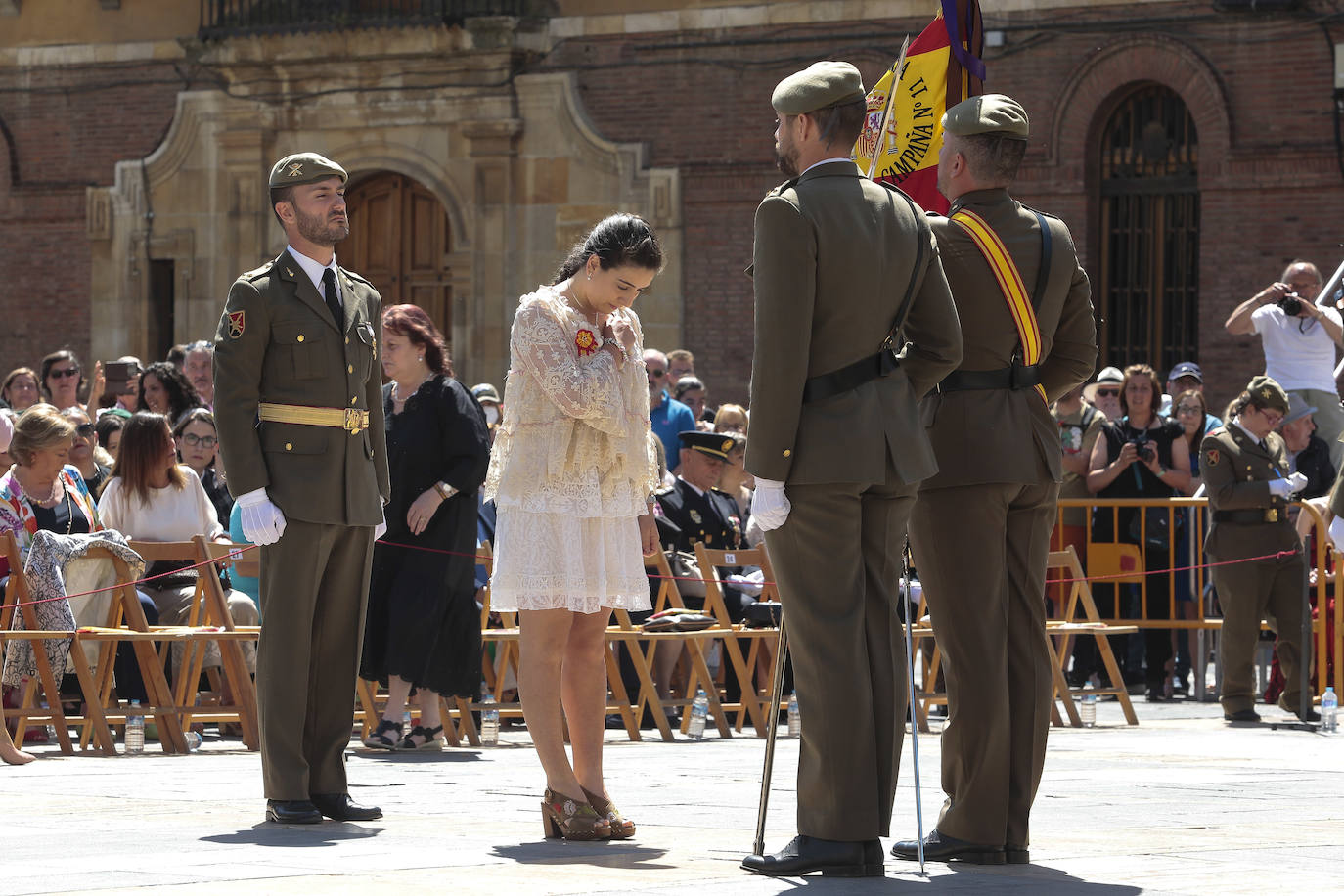 Acto de jura de bandera civil en la plaza de Regla de la capital leonesa. 
