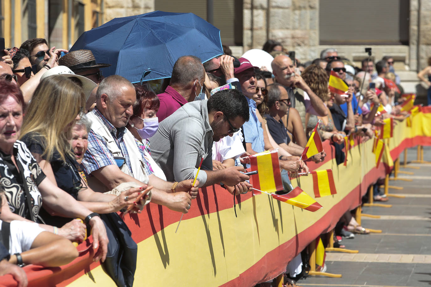 Acto de jura de bandera civil en la plaza de Regla de la capital leonesa. 