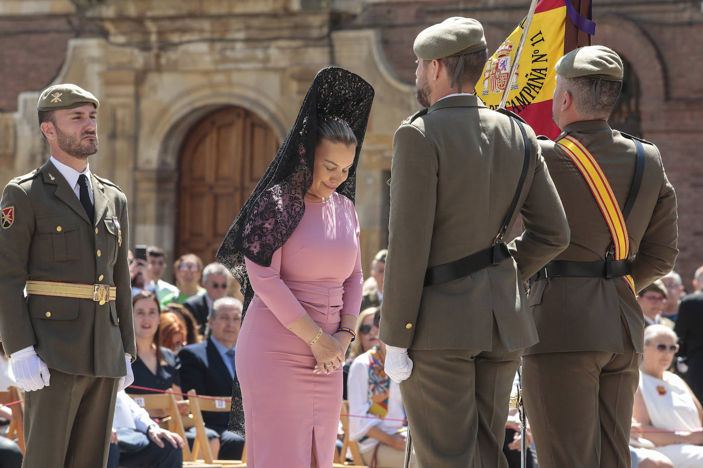 Acto de jura de bandera civil en la plaza de Regla de la capital leonesa. 