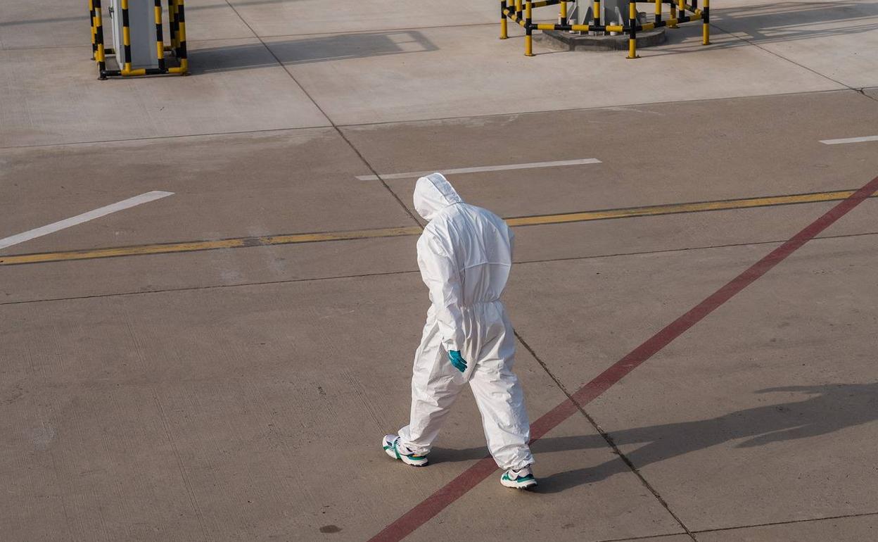 Un médico con un Epi abandona un centro de salud tras la jornada laboral. 