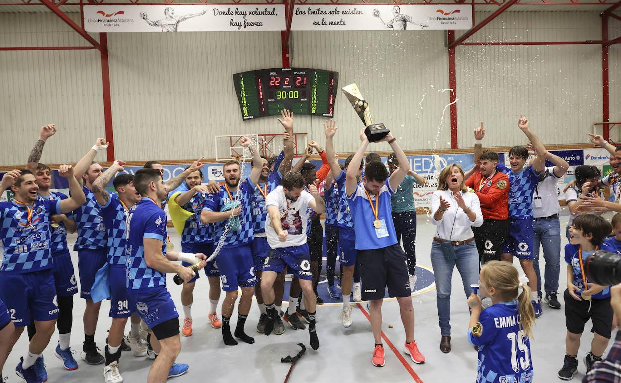 Los jugadores del Balonmano Base Oviedo celebran el ascenso.