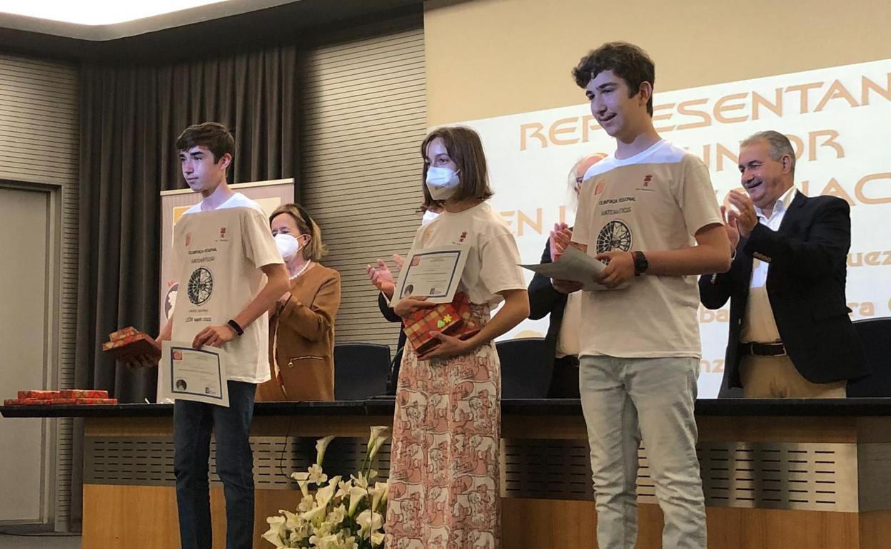 Entrega de premios entre los ganadores de la Olimpiada Regional de Matemáticas. 