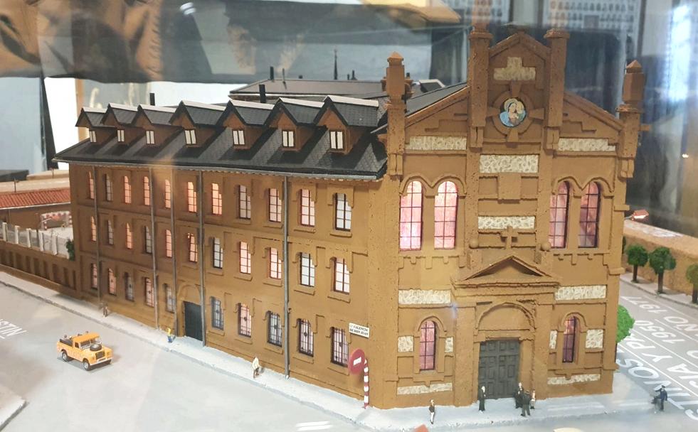 Los asistentes han visitado la maqueta del viejo Colegio de la Calle San Agustín,y la exposición 'Un paseo por el León romano' 