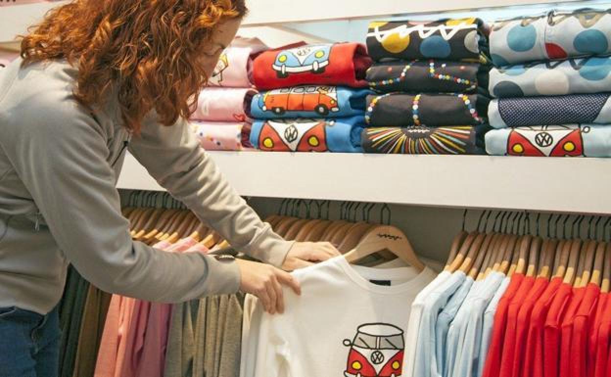 Una mujer coloca unas prendas de ropa en un comercio minorista de la capital leonesa. 