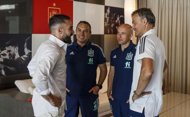 Luis Enrique y sus ayudantes saludan a Carvajal a su llegada a la concentración de España.