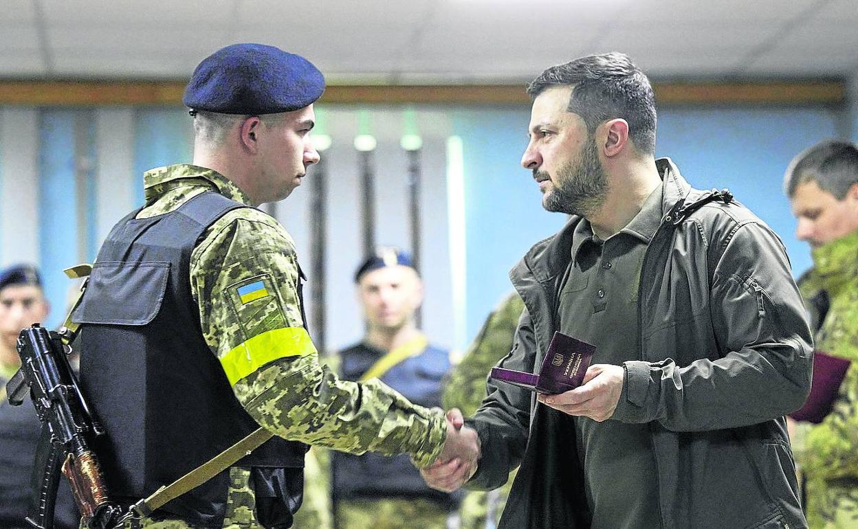 El presidente ucraniano, Volodímir Zelenski, condecora a los militares que luchan en el frente durante su primera visita a Járkov este domingo. 