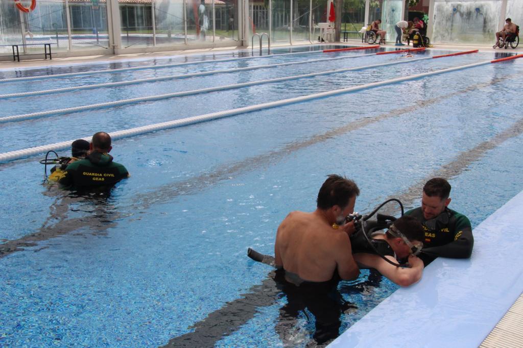 Fotos: Bautismo de buceo de la mano de la Guardia Civil