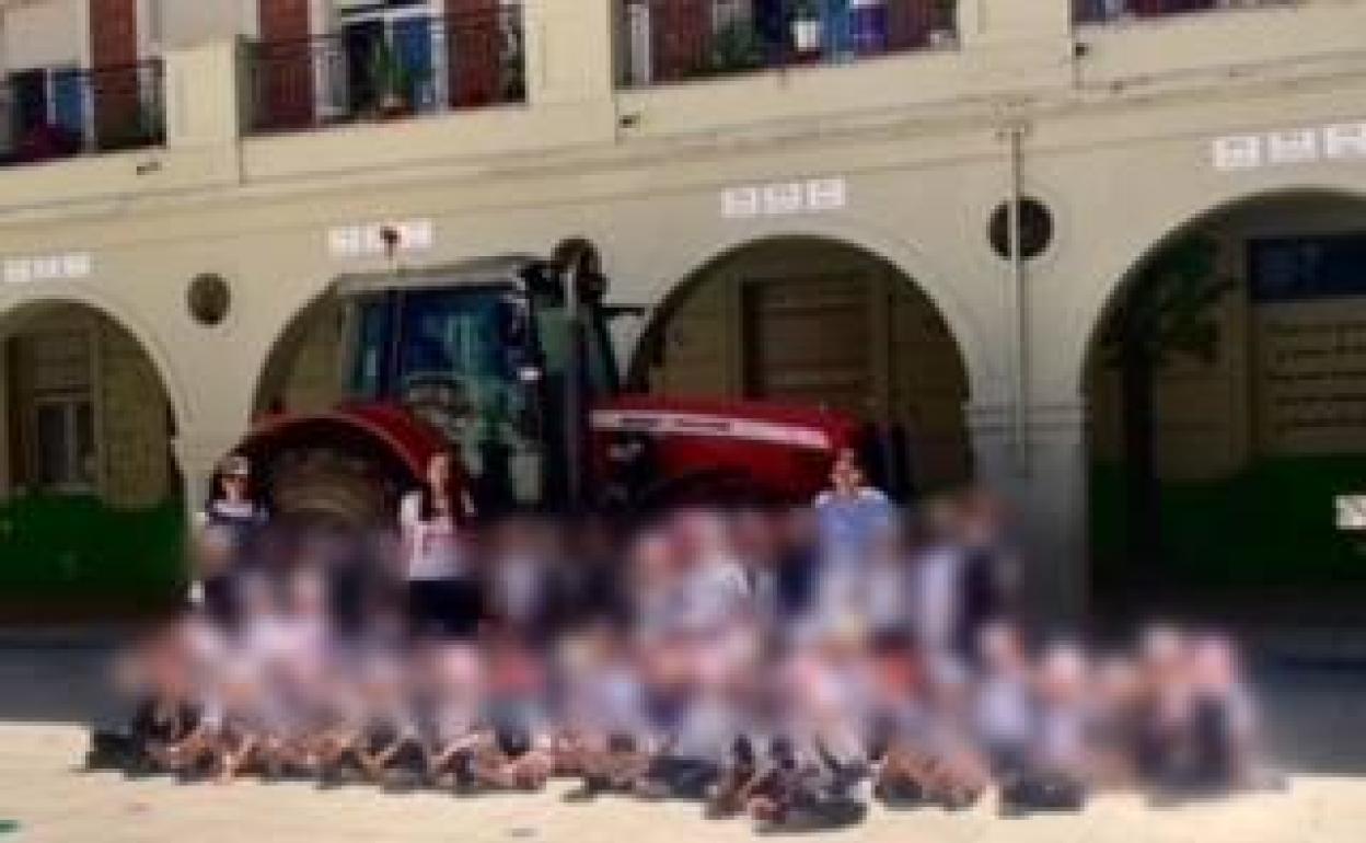 Imagen de los alumnos de 3º de Intantil del Colegio Hermanos Maristas San José con un tractor. 