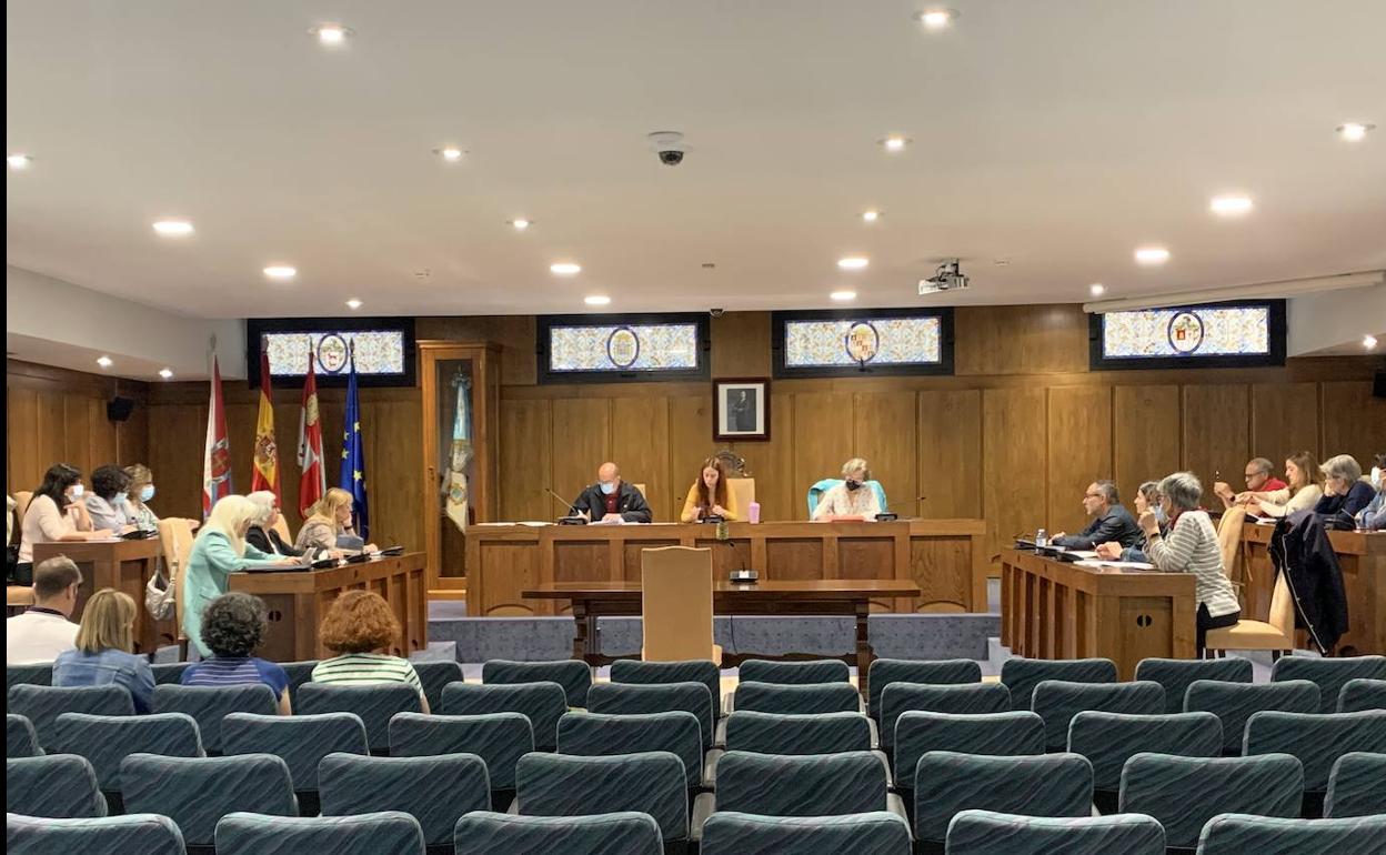 Reunión del Consejo Municipal de las Mujeres en el salón de sesiones del Ayuntamiento de Ponferrada.