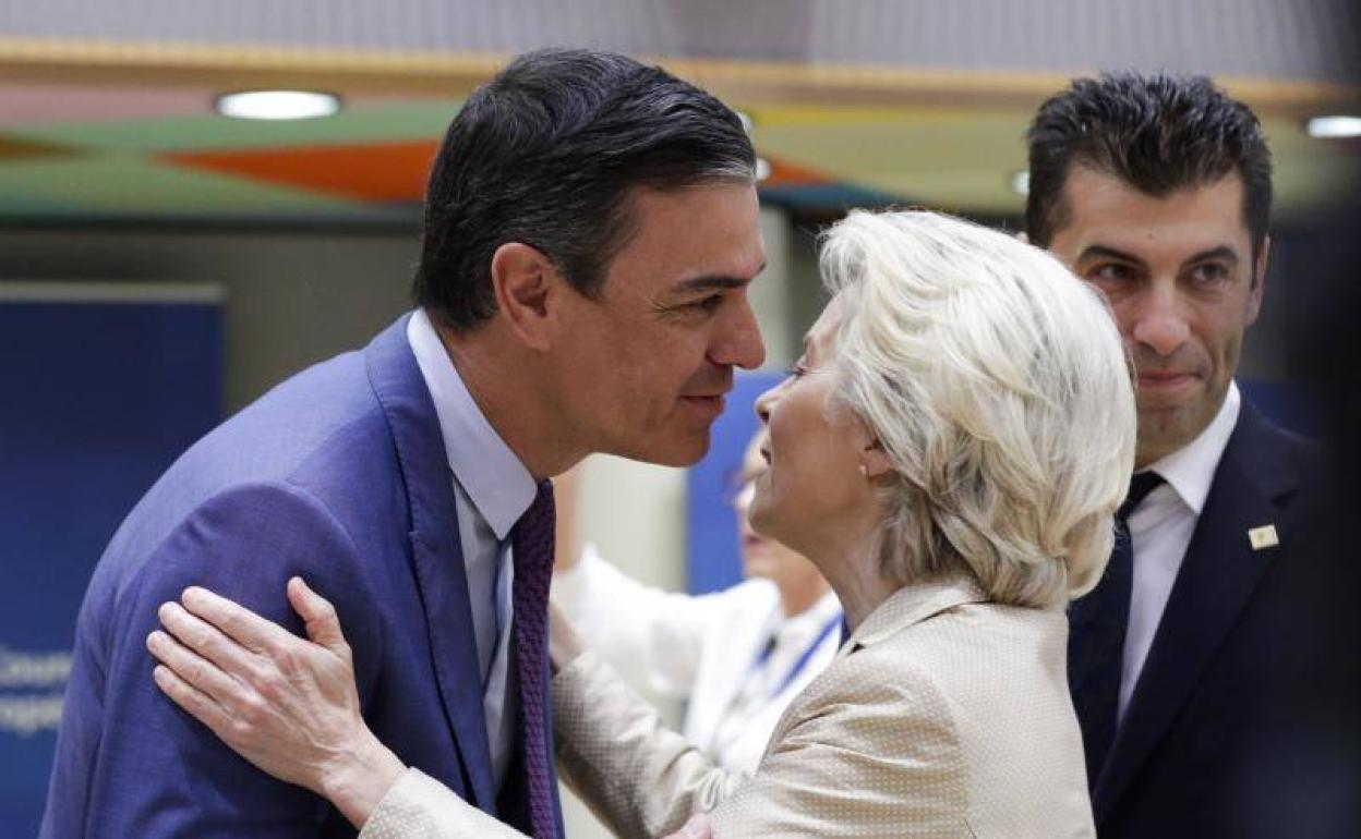 Pedro Sánchez y Ursula von der Leyen, este martes en Bruselas. 