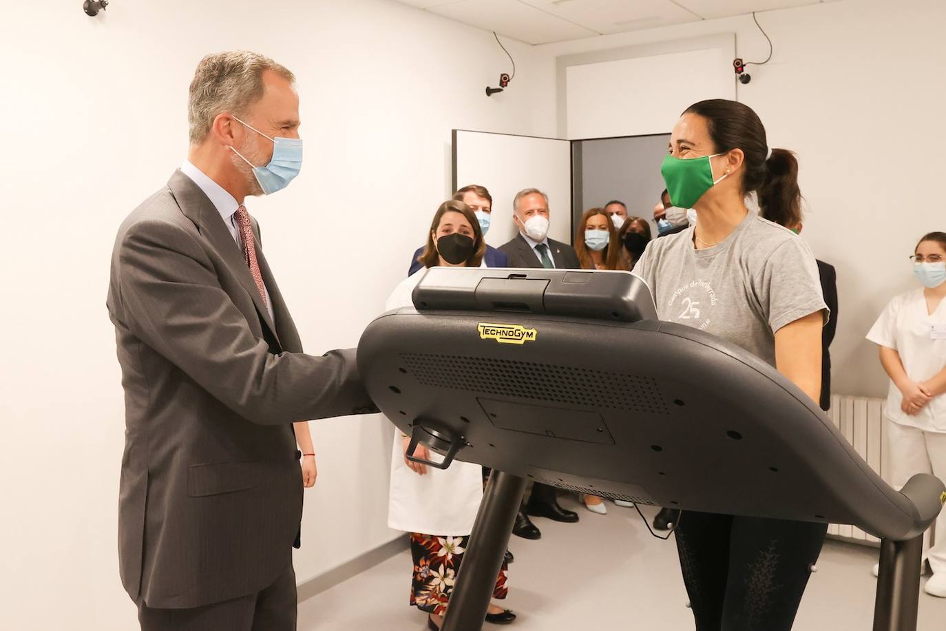 El rey Felipe VI recibió hoy un caluroso baño de multitudes en su visita a Ponferrada, donde cientos de personas se agolparon en la plaza del Ayuntamiento para saludar al monarca a su entrada al Consistorio. Entre aplausos y vivas a la Corona y acompañado, entre otros, por el ministro de Universidades, Joan Subirats, y por el presidente de la Junta, Alfonso Fernández Mañueco, Felipe VI se acercó a estrechar las manos de los congregados antes de estampar su rúbrica en el Libro de Honor del Consistorio. Estas son las fotos inéditas de la visita, las realizadas por el fotógrafo de la Casa Real. 
