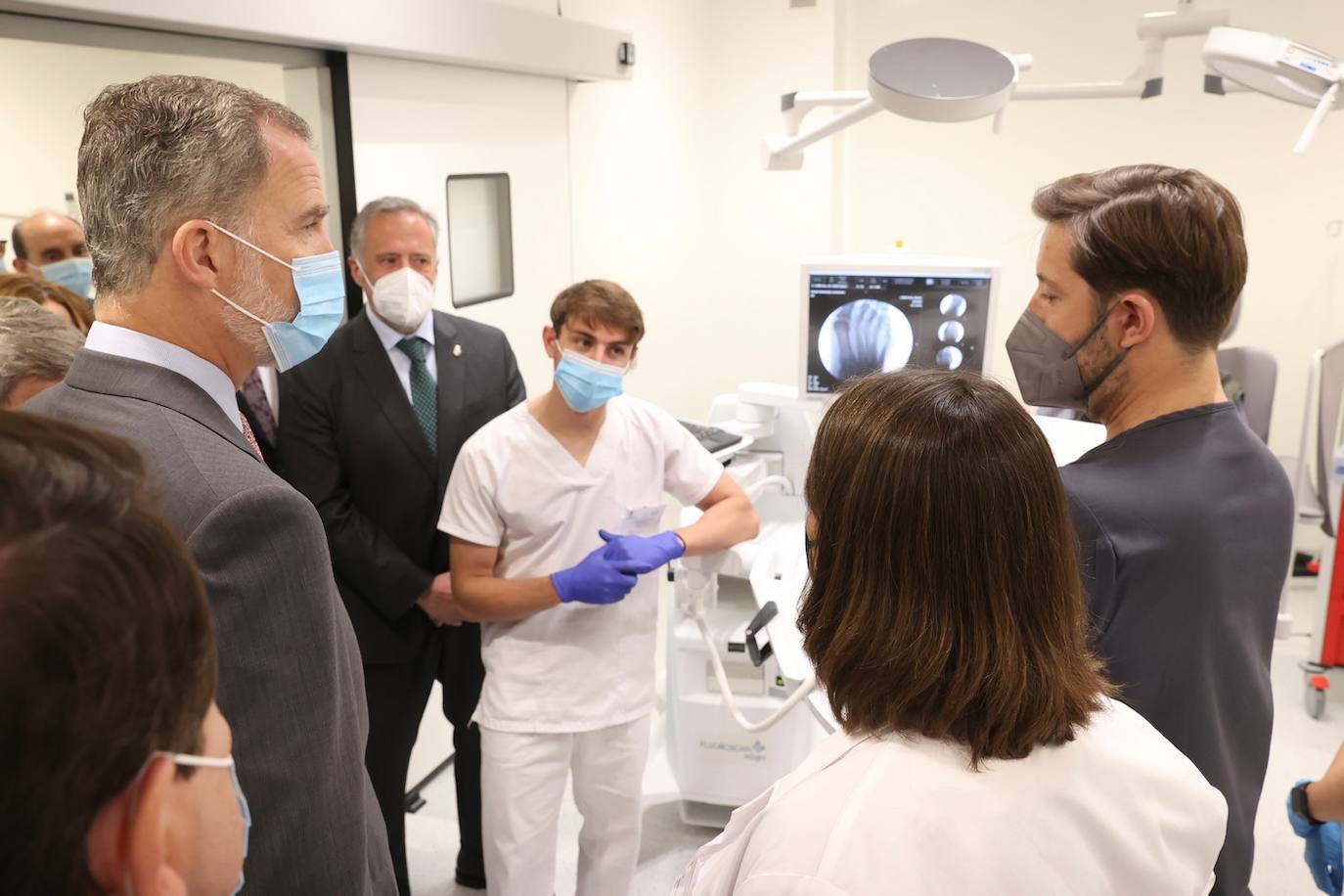El rey Felipe VI recibió hoy un caluroso baño de multitudes en su visita a Ponferrada, donde cientos de personas se agolparon en la plaza del Ayuntamiento para saludar al monarca a su entrada al Consistorio. Entre aplausos y vivas a la Corona y acompañado, entre otros, por el ministro de Universidades, Joan Subirats, y por el presidente de la Junta, Alfonso Fernández Mañueco, Felipe VI se acercó a estrechar las manos de los congregados antes de estampar su rúbrica en el Libro de Honor del Consistorio. Estas son las fotos inéditas de la visita, las realizadas por el fotógrafo de la Casa Real. 