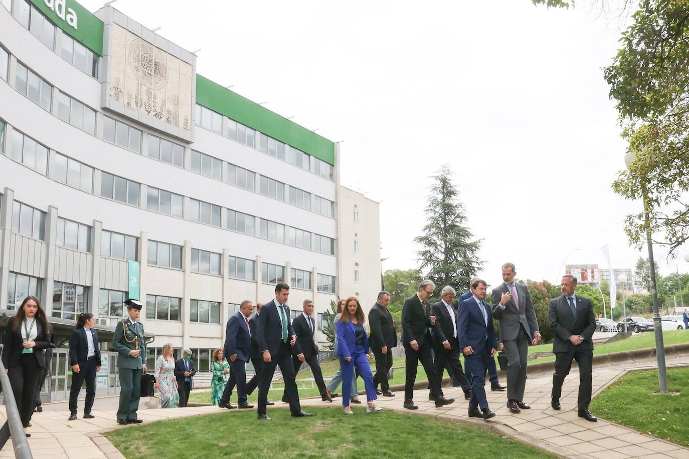 El rey Felipe VI recibió hoy un caluroso baño de multitudes en su visita a Ponferrada, donde cientos de personas se agolparon en la plaza del Ayuntamiento para saludar al monarca a su entrada al Consistorio. Entre aplausos y vivas a la Corona y acompañado, entre otros, por el ministro de Universidades, Joan Subirats, y por el presidente de la Junta, Alfonso Fernández Mañueco, Felipe VI se acercó a estrechar las manos de los congregados antes de estampar su rúbrica en el Libro de Honor del Consistorio. Estas son las fotos inéditas de la visita, las realizadas por el fotógrafo de la Casa Real. 