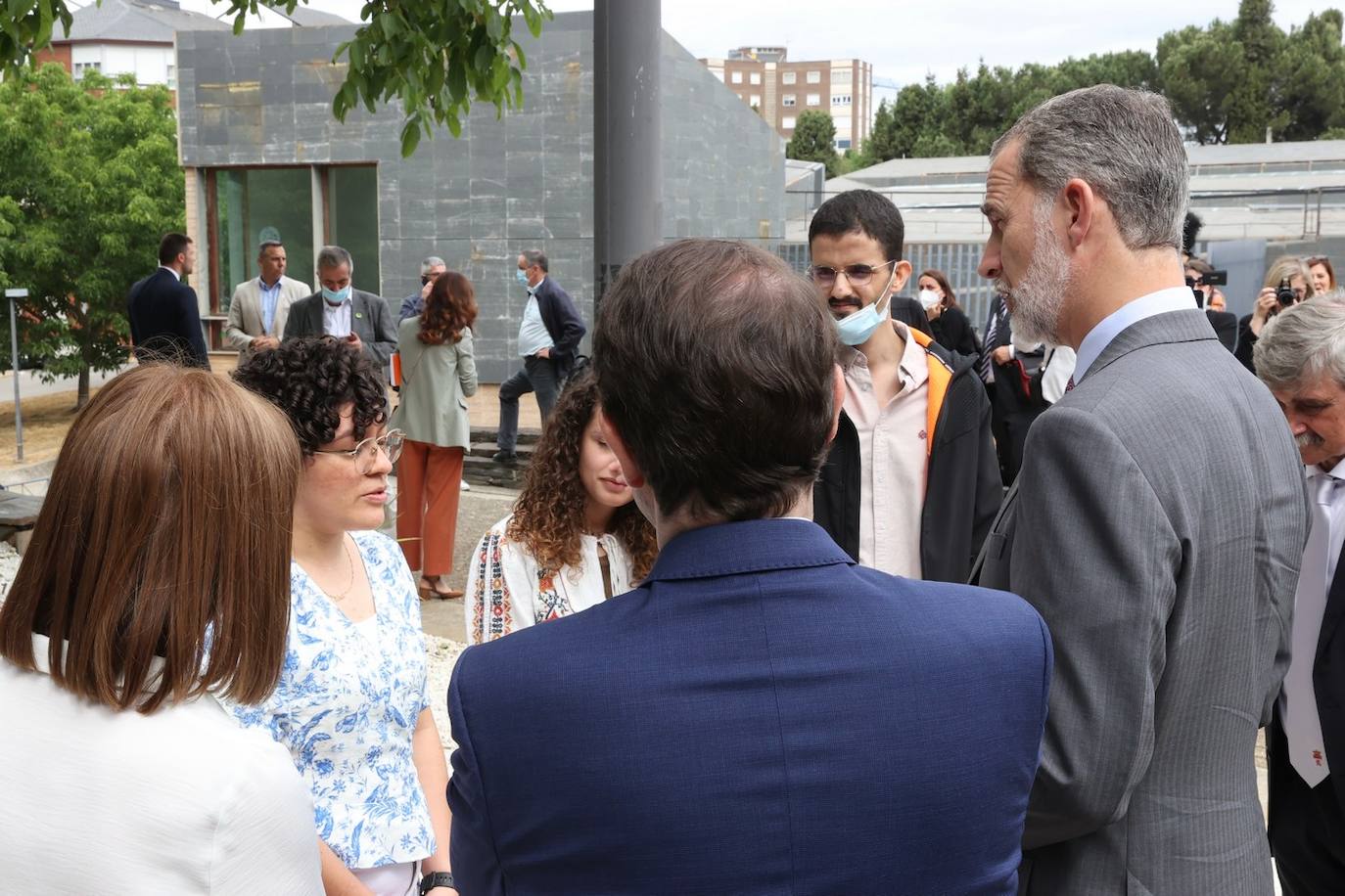 El rey Felipe VI recibió hoy un caluroso baño de multitudes en su visita a Ponferrada, donde cientos de personas se agolparon en la plaza del Ayuntamiento para saludar al monarca a su entrada al Consistorio. Entre aplausos y vivas a la Corona y acompañado, entre otros, por el ministro de Universidades, Joan Subirats, y por el presidente de la Junta, Alfonso Fernández Mañueco, Felipe VI se acercó a estrechar las manos de los congregados antes de estampar su rúbrica en el Libro de Honor del Consistorio. Estas son las fotos inéditas de la visita, las realizadas por el fotógrafo de la Casa Real. 
